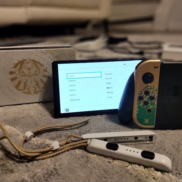 Nintendo Switch OLED special Zelda edition in box- Plus games and accessories - Picture 7 of 10